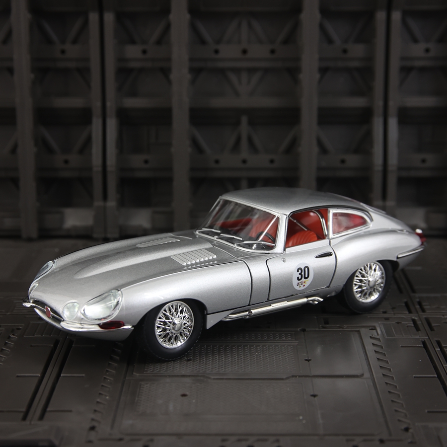 Car Care - 1:24 Simulationsmodell eines Jaguar E-Type aus